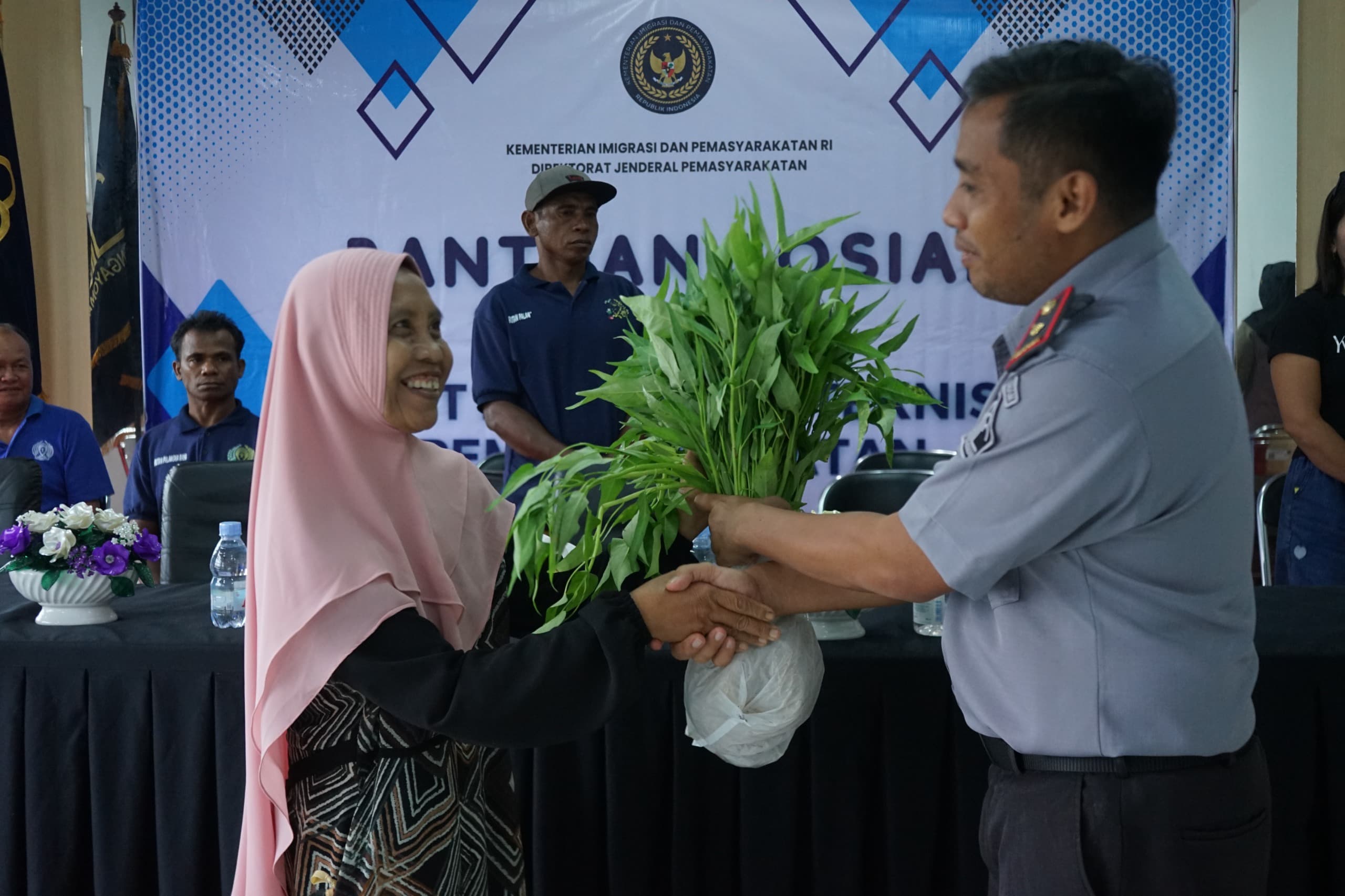 Panen Raya Serentak, Rutan Palangka Raya Bagikan 100 Bansos kepada Masyarakat