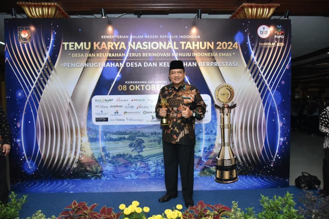 Pj Bupati Kobar Terima Penghargaan Upakarya Wanua Nugraha
