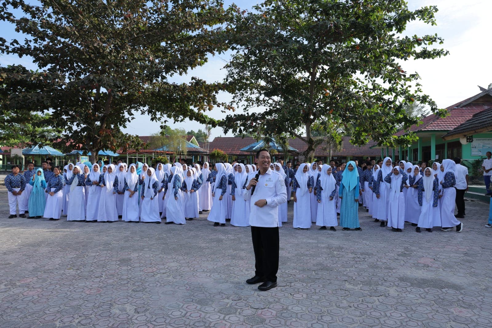 Seragam Gratis Bentuk Kesetaraan Siswa