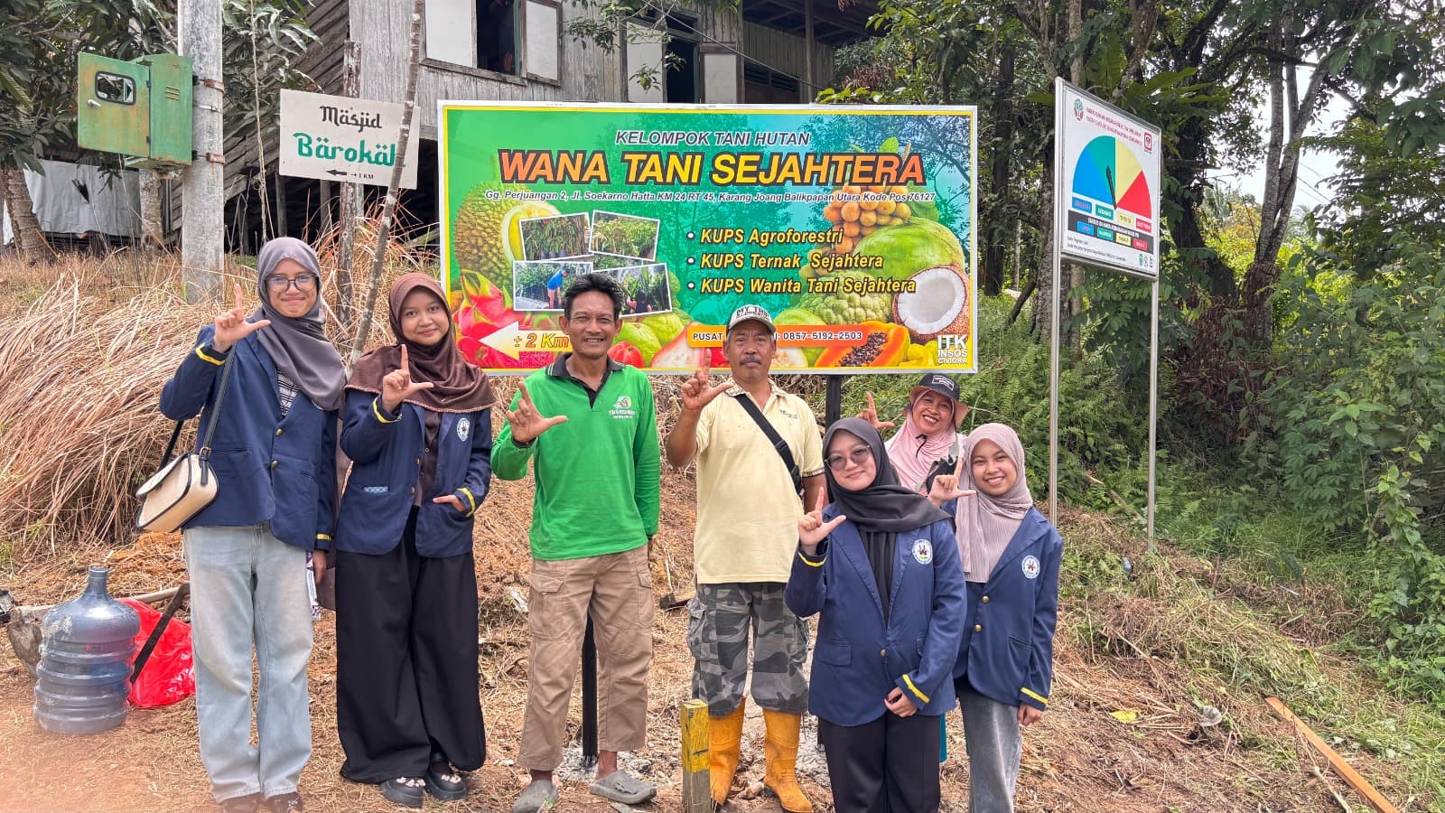 Tandai Kawasan Penghasil Buah, Mahasiswa ITK Hadirkan Plang Nama Kelompok Aneka Tani KM 24