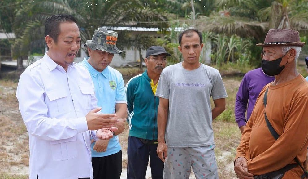 Bupati Tinjau Pembangunan Jalan Swakelola di Natai Sedawak