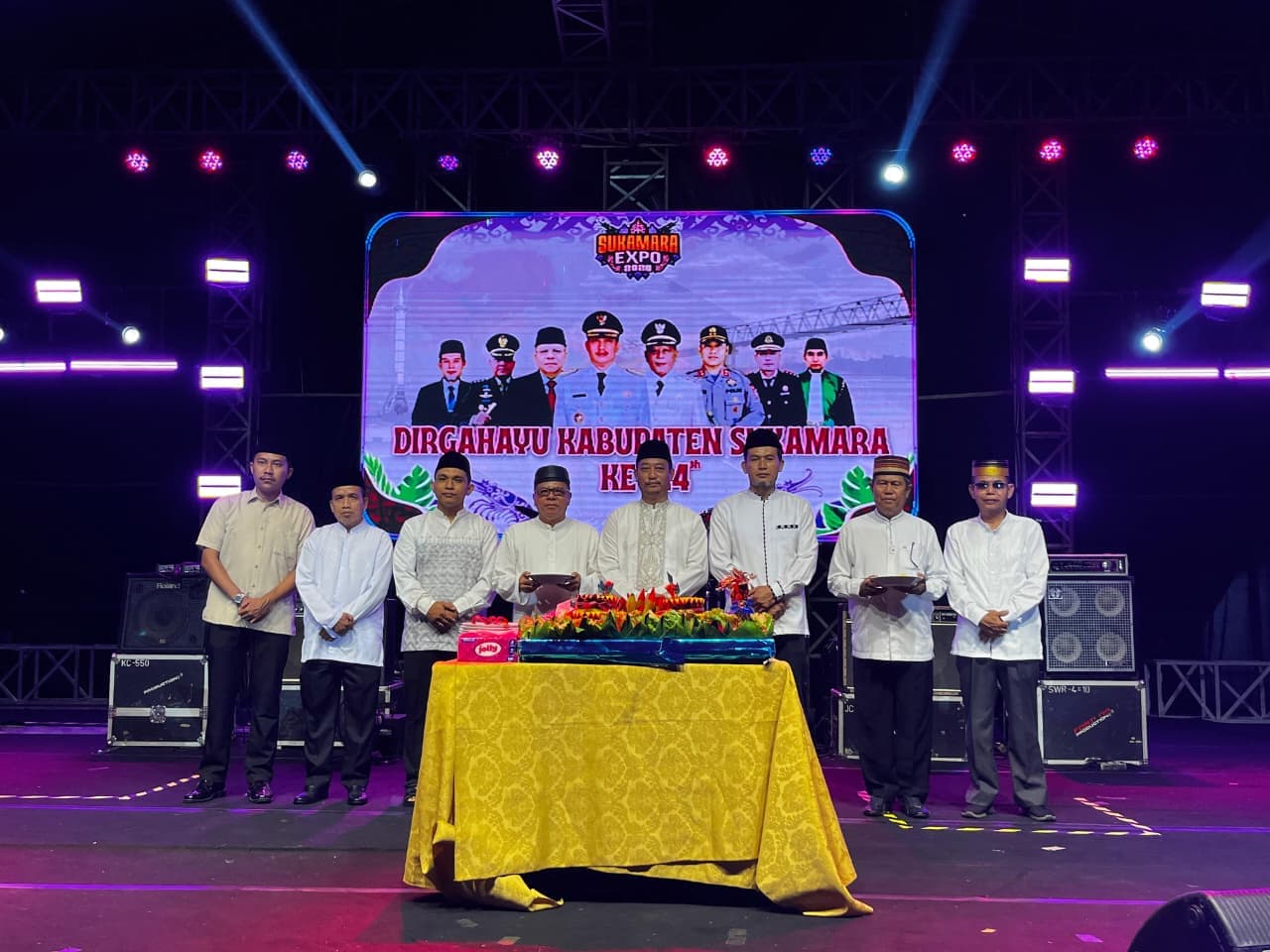 Bupati Potong Tumpeng Hut Sukamara