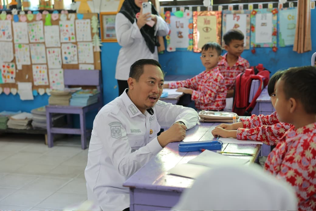 Bupati Sukamara Monitoring Penyaluran Seragam Sekolah Gratis