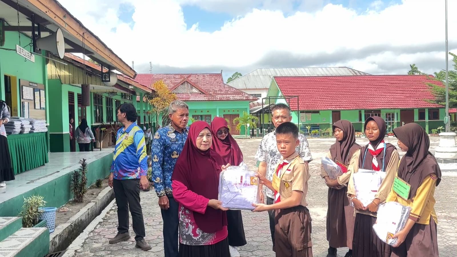 241 Siswa Terima Seragam Gratis
