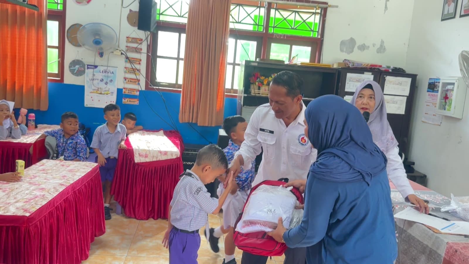 Ribuan Perserta Didik Terima Seragam Gratis