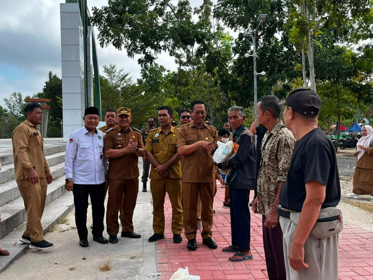 Bupati Serahkan Bantuan KHBS
