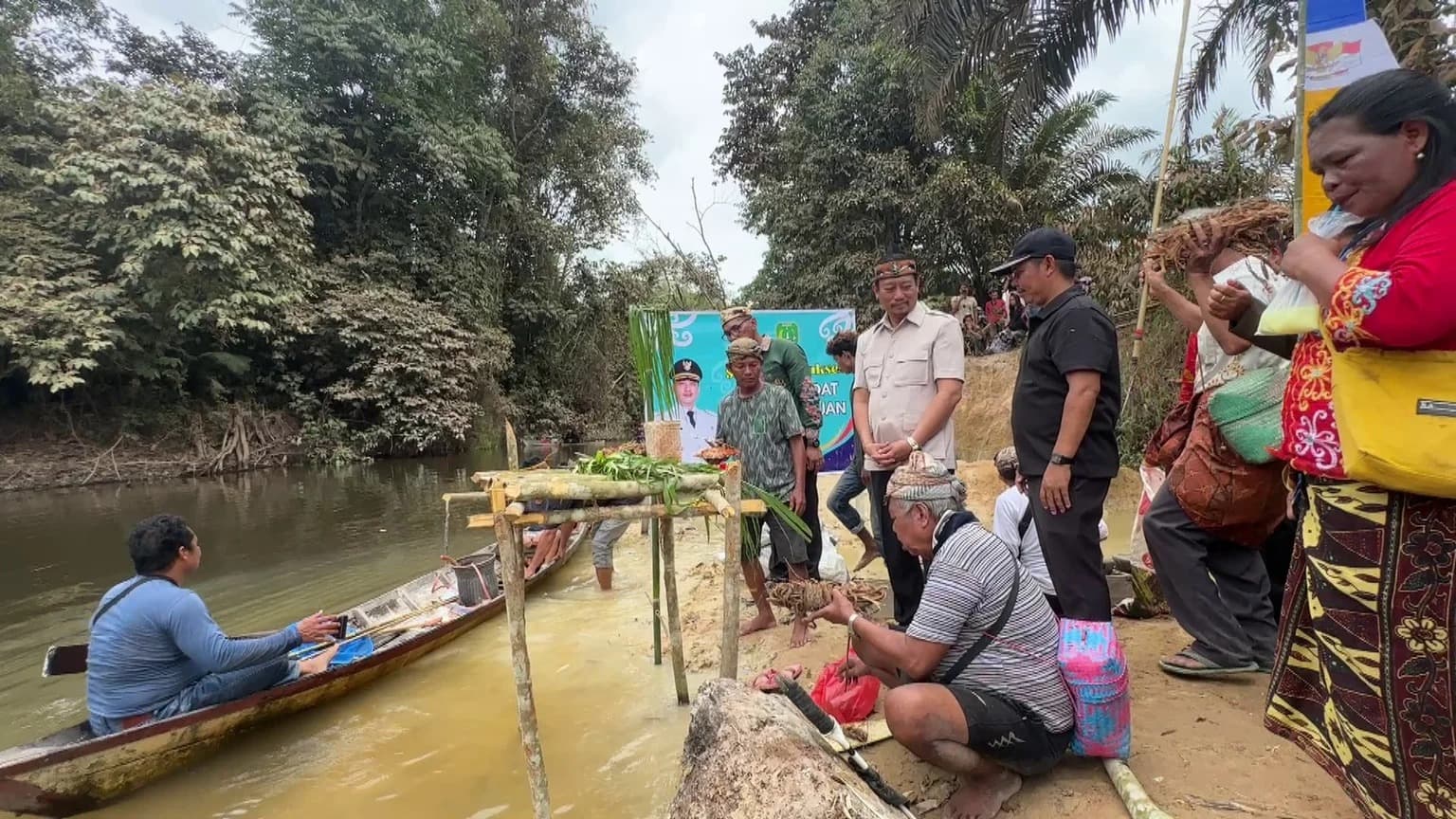 Ritual Menuba Sambut Kemarau