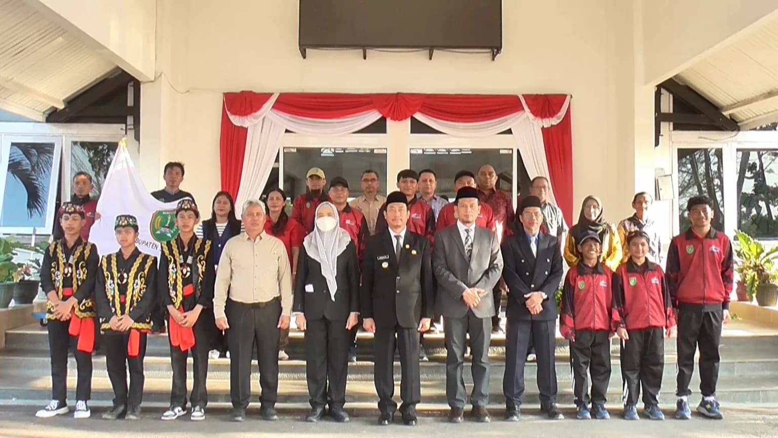 Bupati Sukamara Lepas Kontingen Pelajar Menuju Ajang Nasional