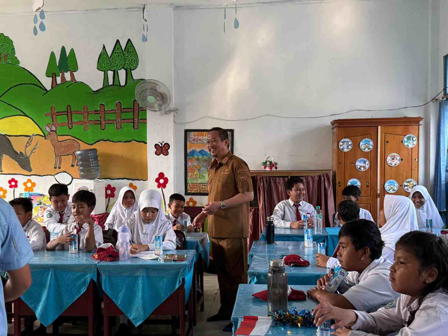 Bupati Sukamara Bagikan Susu dan Masker