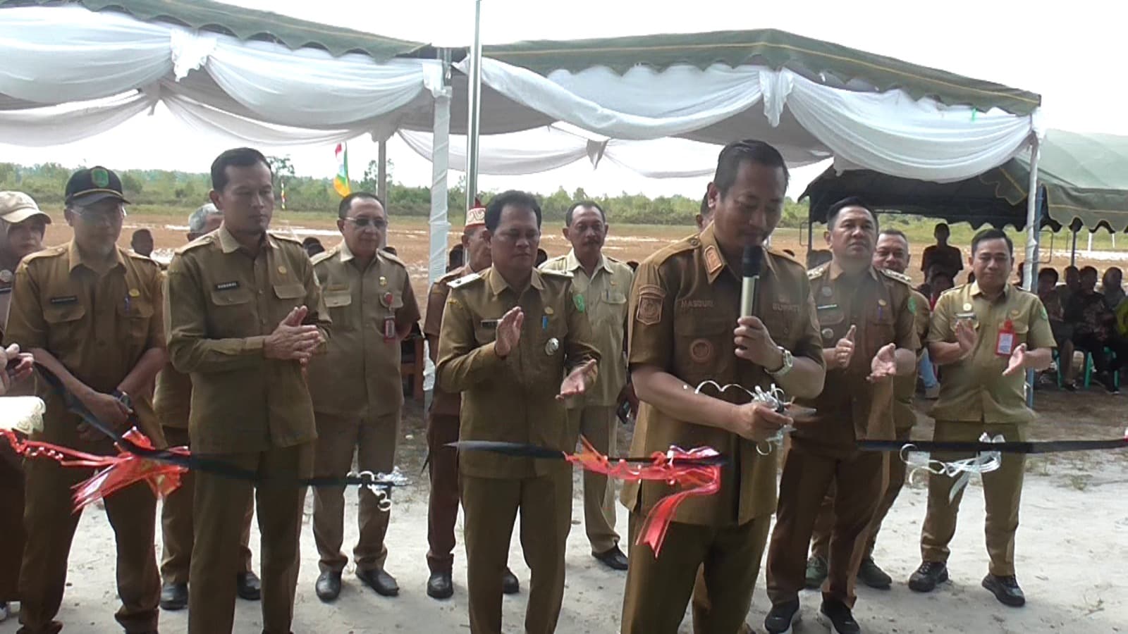 Bupati Resmikan Tribun Lapangan Sepak Bola Kartamulia