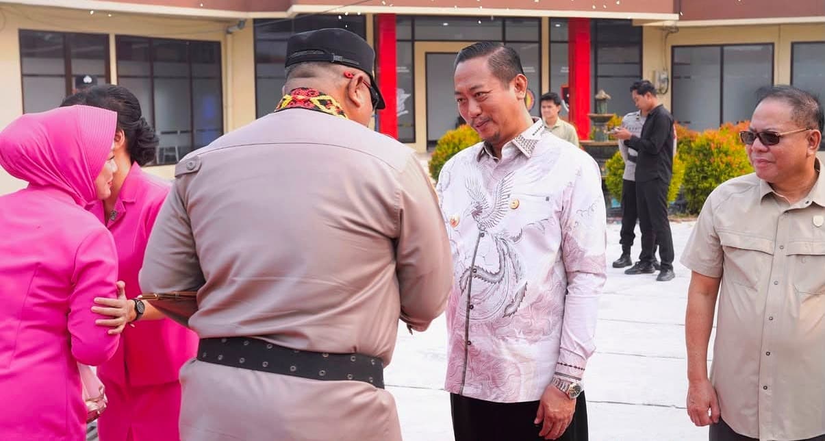 Bupati Sukamara Hadiri Tradisi Penyambutan Kapolres Sukamara yang Baru
