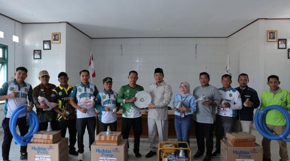 Masduki Serahkan Bantuan Pemadam Kebakaran