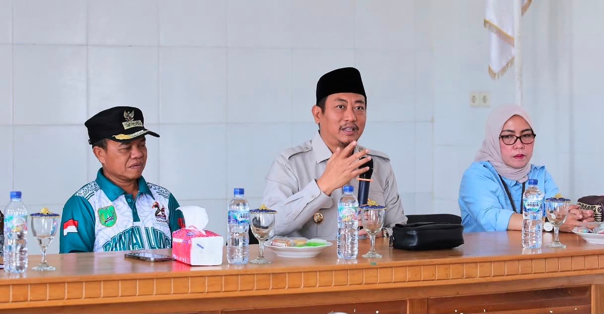 Bupati Sukamara Masduki Audiensi dan Serahkan Bantuan Alat Pemadam Kebakaran kepada Masyarakat Pantai Lunci