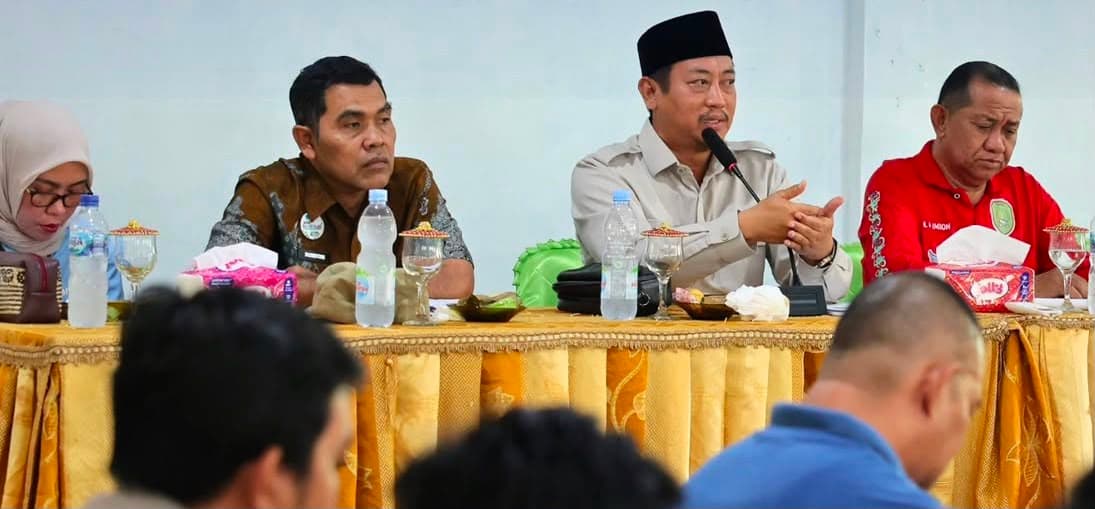 Bupati Sukamara Audiensi dan Serahkan Bantuan Alat Pemadam Kebakaran kepada Masyarakat Kecamatan Jelai