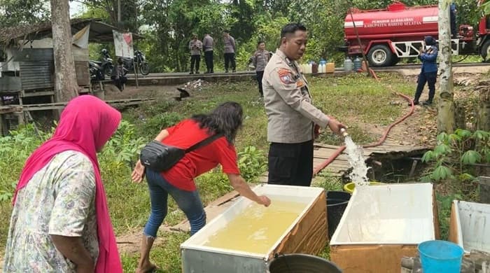 Sentuhan Kepedulian Polres Barsel, Bagikan Air Bersih di Masa Kemarau