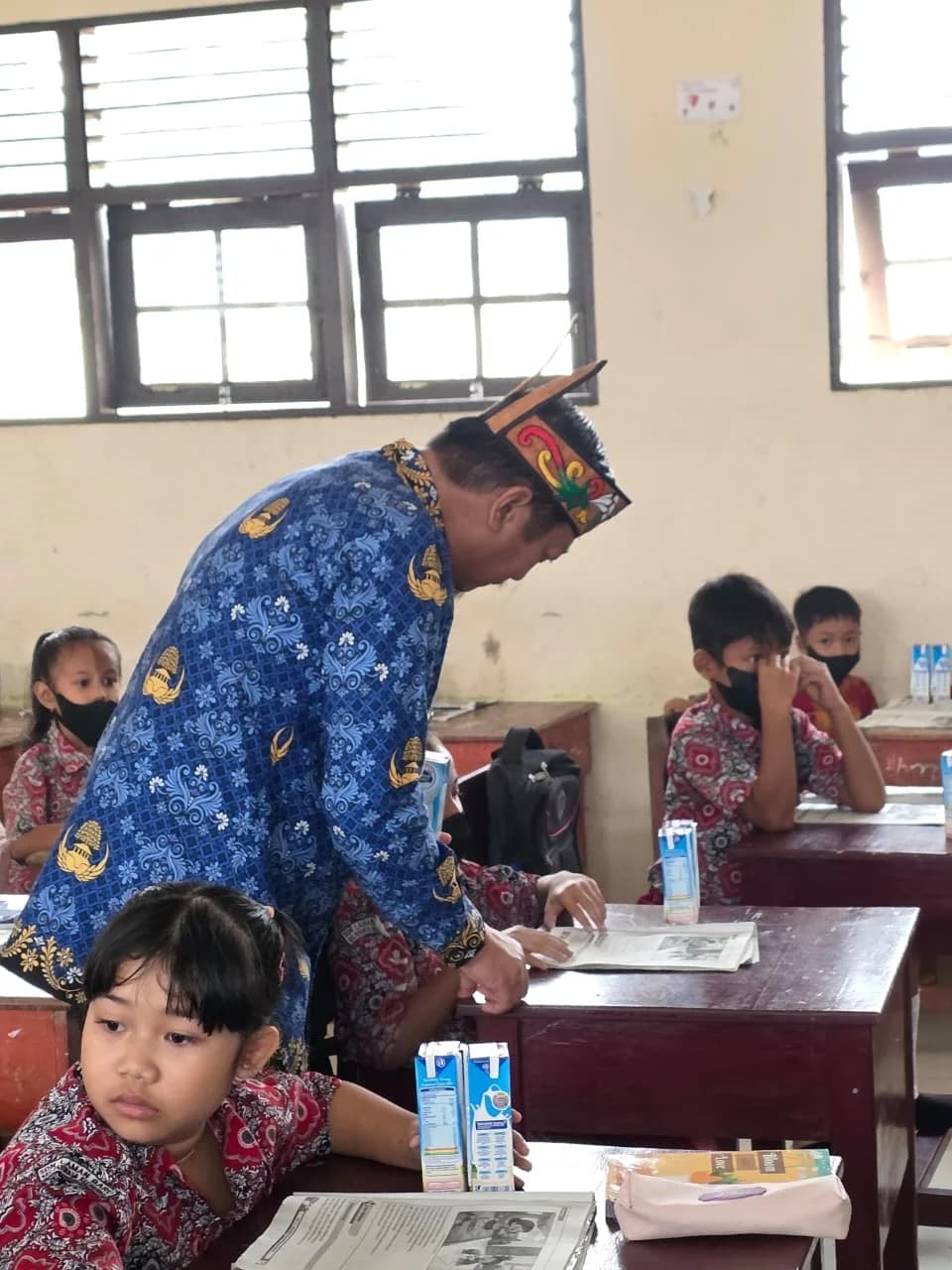 Bupati Bagikan Susu dan Masker