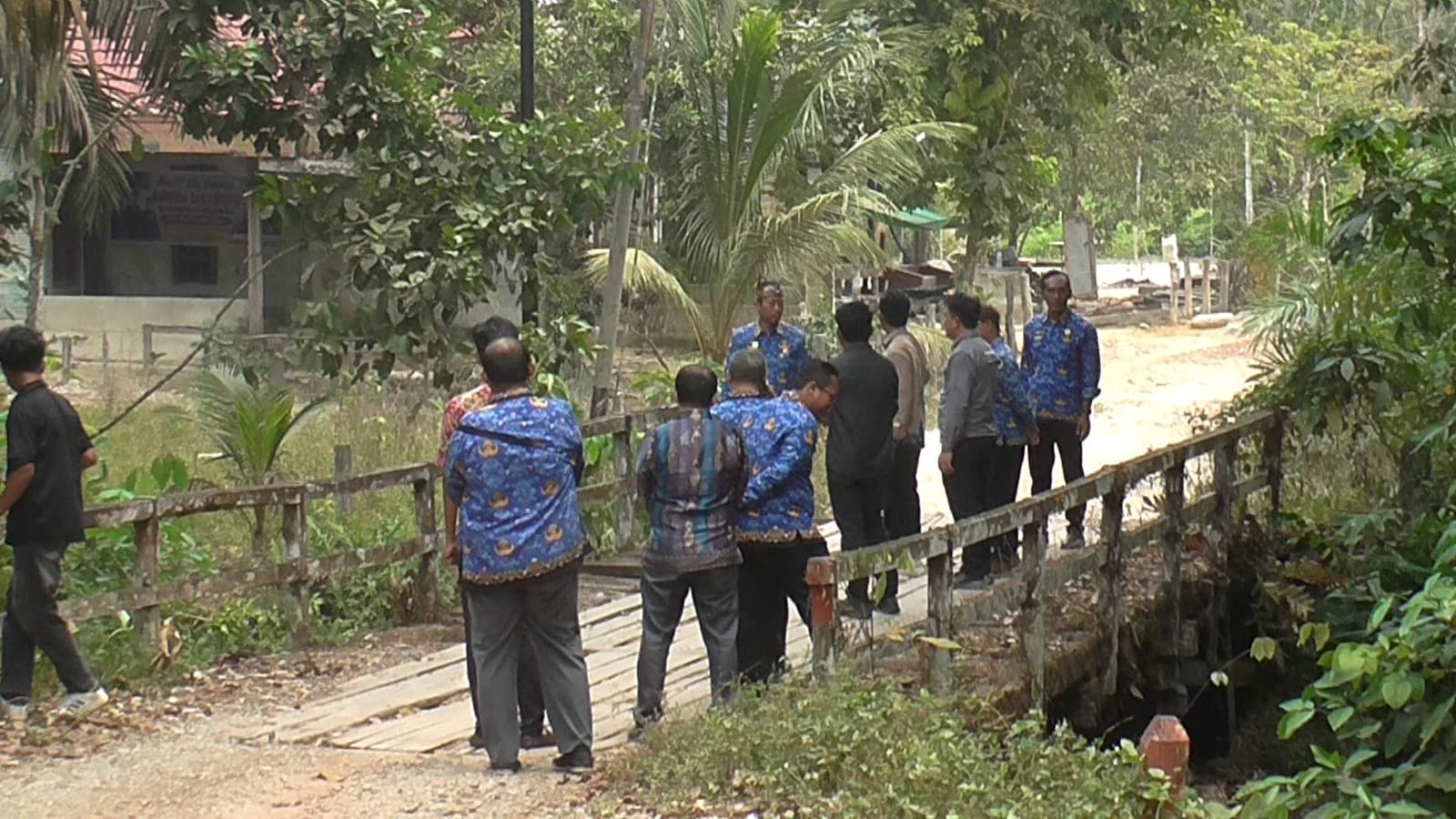 Bupati Tinjau Jalan dan Jembatan Kenawan