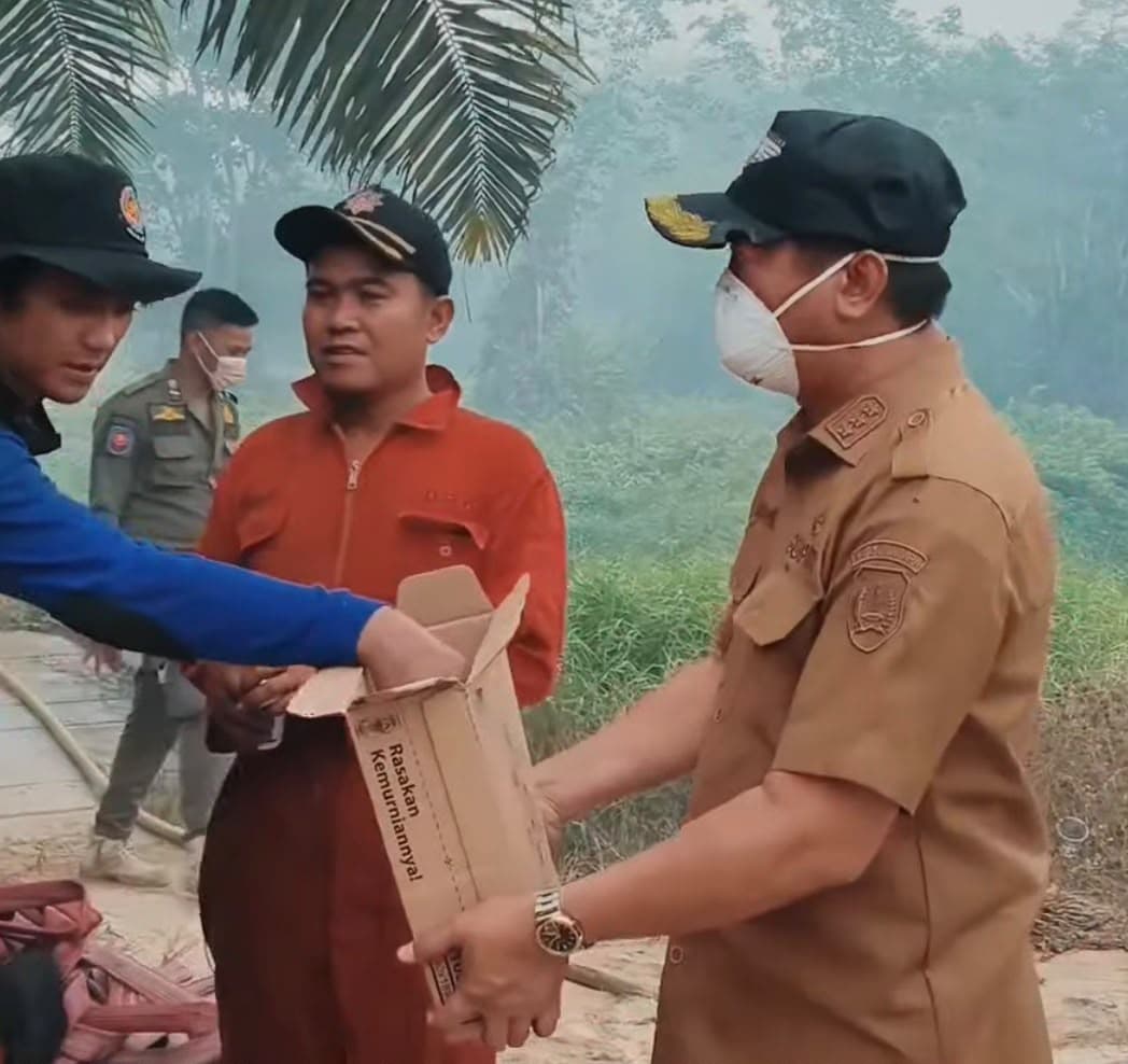 Bupati Sukamara Masduki Bagikan Susu untuk Petugas Pemadam