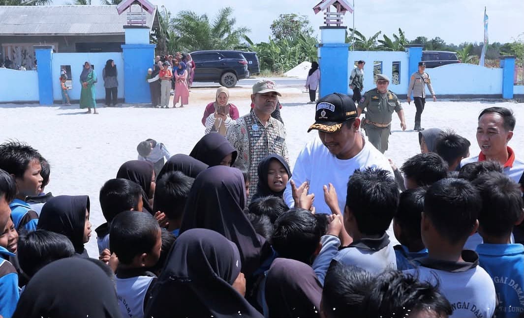 Masduki Bagikan Susu kepada Siswa