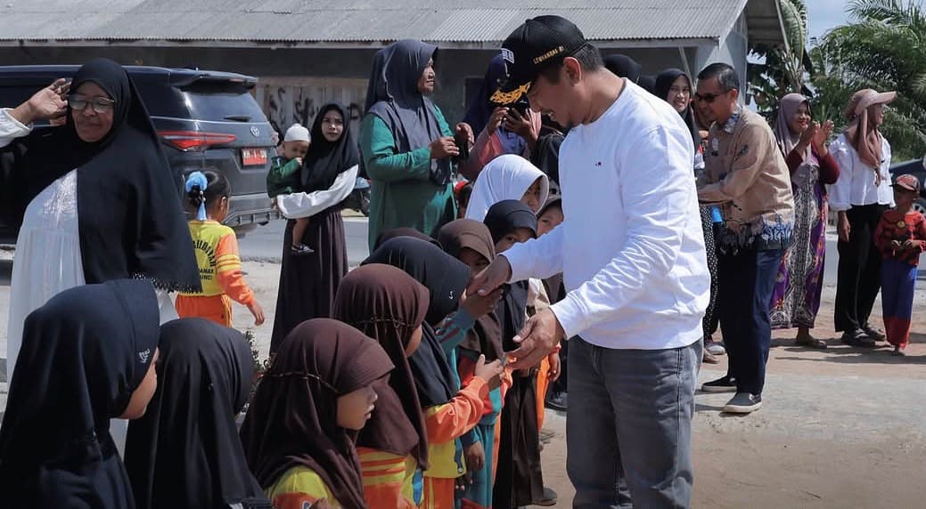 Bupati Sukamara Sapa Murid SD Sungai Cabang Barat