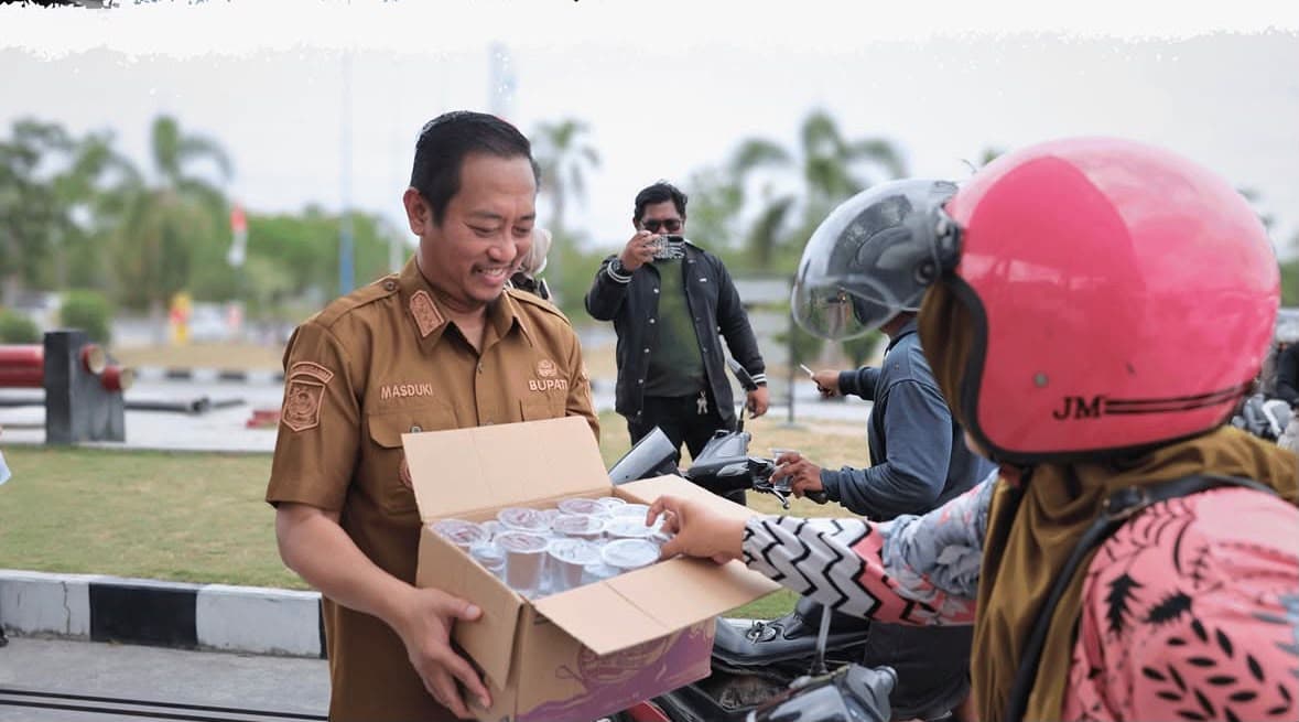 Bupati Sukamara Pantau Antrean BBM Sambil Bagikan Air Minum
