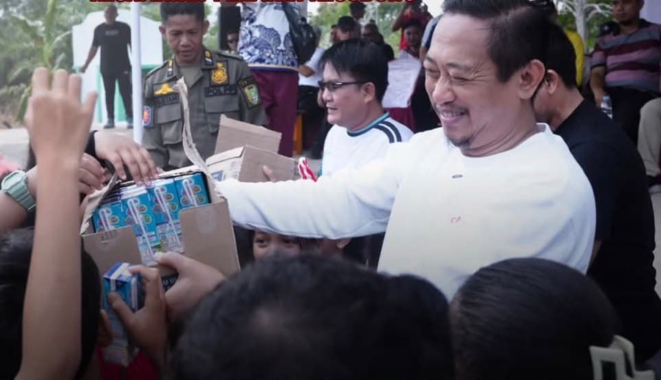 Bupati Sukamara Bagikan Susu Gratis Saat Gebyar CFD