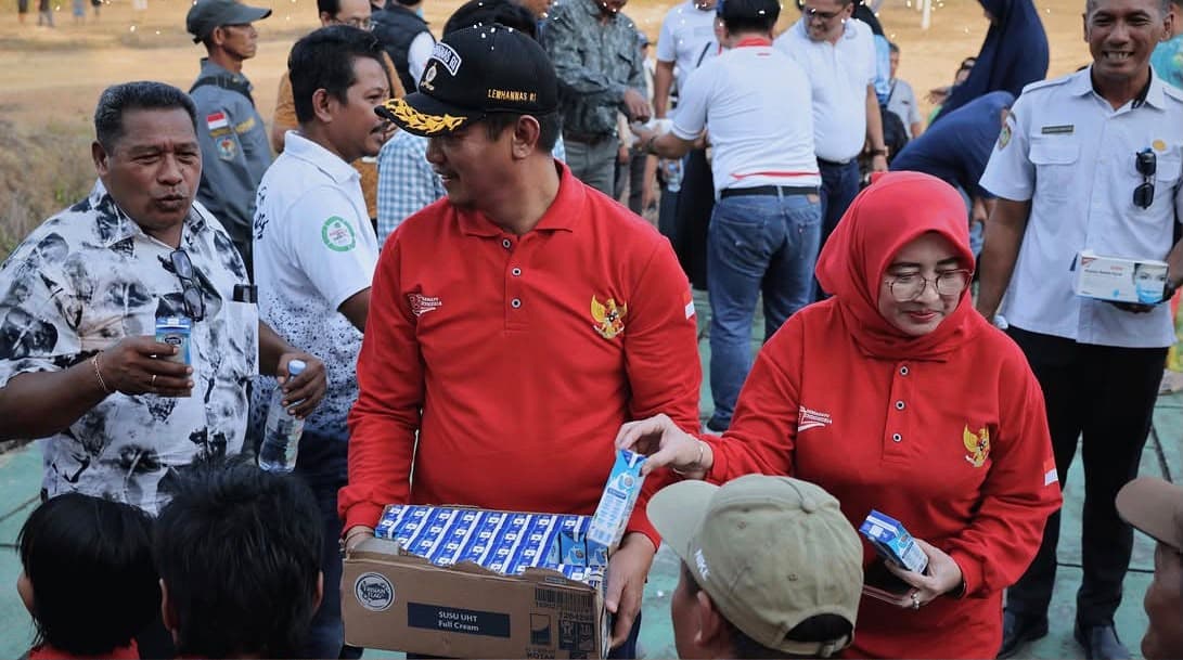 Ketua PKK Bagikan Susu dan Masker kepada Warga Desa Ajang