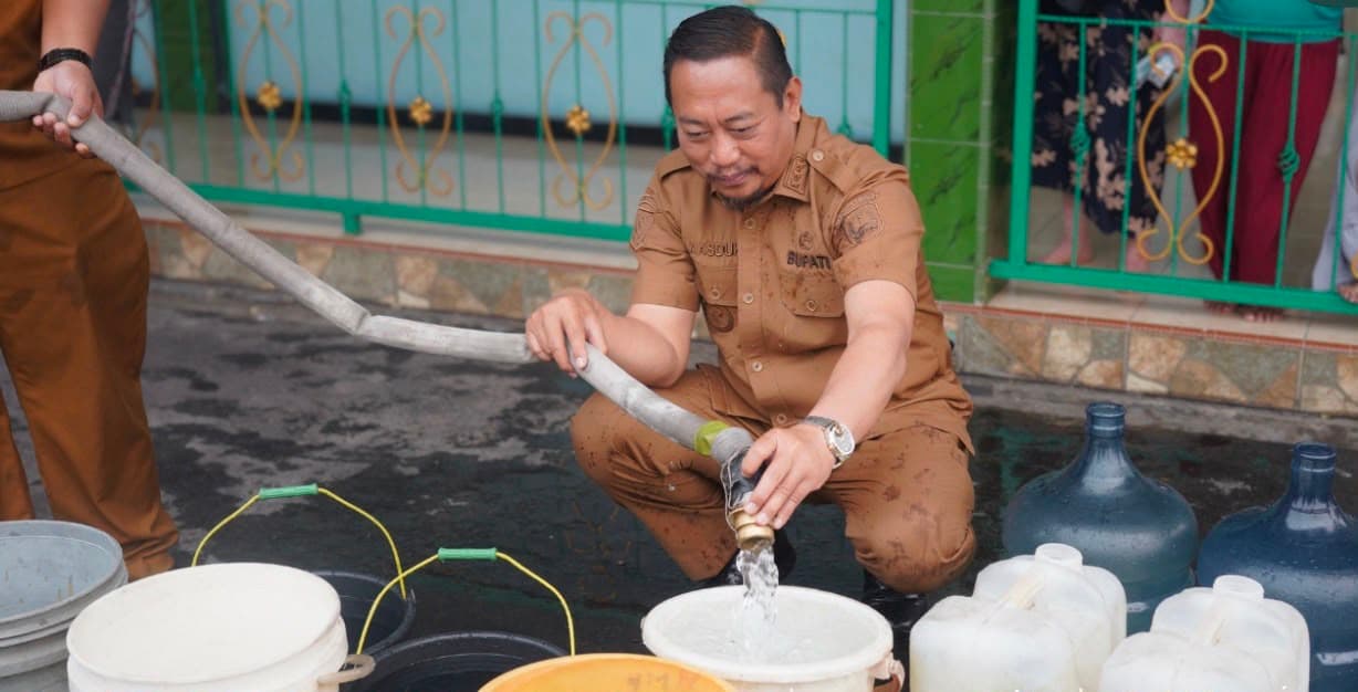 Bupati Salurkan Bantuan Air Bersih dan Suplemen Kesehatan bagi Warga Padang Sukamara
