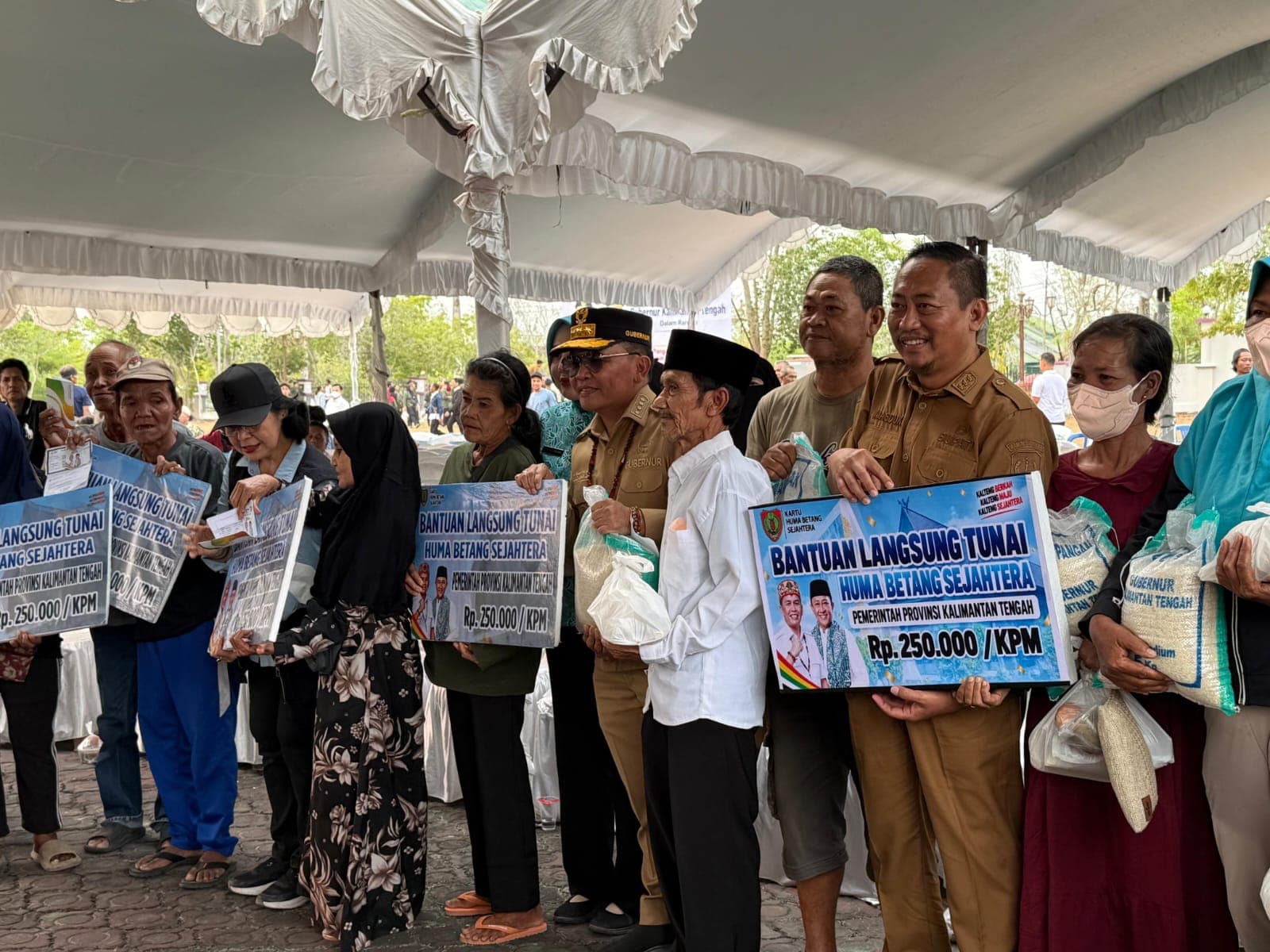 Usai dari Pantai Lunci, Gubernur Kalteng Lanjutkan Penyaluran Bantuan di Kecamatan Sukamara